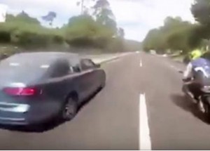 Zatáhla příteli na dálnici ručku, až uvidíte co tím způsobila, zůstanete v šoku!