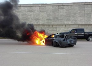 Nehoda Corvetty ve 240km/h při závodech na dálnici. Záběry pro silné povahy!