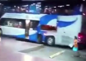 Zapomněl, že má s autobusem couvat!