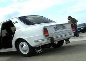 Auto, které zaujme každého. Udělali ze škodovky limuzínu!