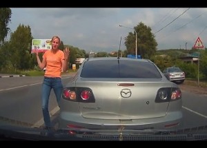 Šlápla místo na brzdu na plyn a v té hrůze ji nesundala :)