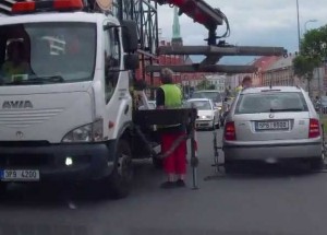 Nervózní děda a odtahová služba!