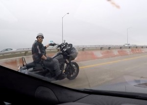 Tesla, která nemá řidiče. Na silnici propukla panika!