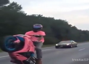 Policie honí růžového kaskadéra!