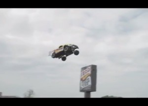 Tak vypadal skutečný světový rekord v skoku auta co nejdále!