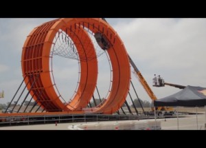 Nezvládl projet smyčku a záchranná síť se protrhla . . .