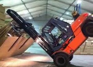 Ovládat vysokozdvižný vozík se musí umět!!!