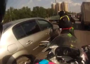 Překáželo mu zrcátko a tak to vyřešil po svém