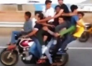 Hádej, kolik lidiček jede na jedné motorce?