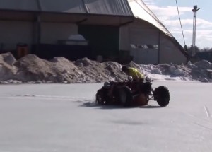 Mysleli si, že si udělají školu na ledu a přišli o auto!