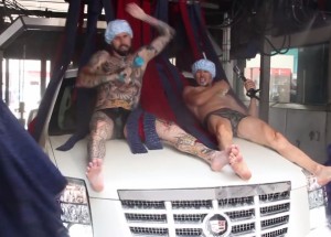 Proč umývat jen auto, když posádka je také špinavá!