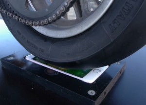 Jak dopadne mobil pod koly motorky?