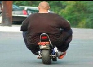 Podívejte, jaký magor zaskočil řidiče!