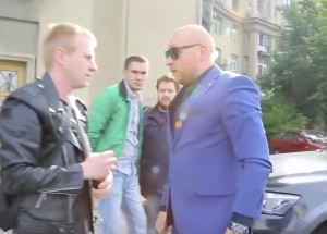 Vjel na chodník aby si zkrátil cestu. To co bylo pak, se může stát jen v Rusku!