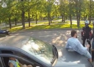 Mlátil jejího přítele, dokud nevyšla z auta. Co následovalo potom, nezapomene do konce života!