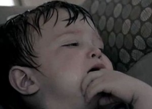 V rozpáleném autě nechala díte. Sledujte, co udělá jeden kolemjdoucí muž!