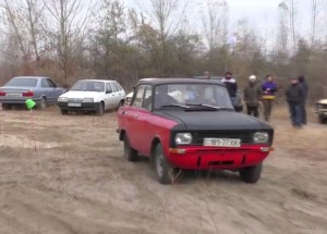 Závodí BMV vs Mitsubishi Pajero vs Moskvič vs Renault