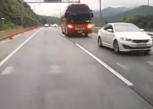 Řidič autobusu usnul za volantem. To co následovalo, vás bude budit ze spaní!