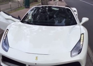 Převeze a zkazí vás zběsile rychlé FERRARI 488