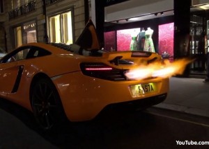 Startuje s ohnivým výfukem McLAREN!