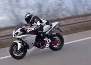 Motorkář s tisícovkou hledal soupeře. To, co se ale stane za chvíli, nečekal vůbec nikdo!