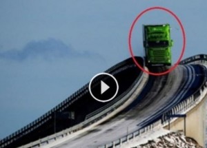 Nejnebezpečnější dálnice na světe. Až uvidíte záběry z auta, obrátí se vám žaludek!