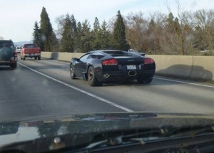 Jel po dálnici se svým Lamborghini jako dobytek. To, ale nevěděl, co zažije za výprask!