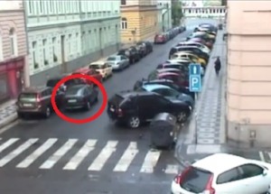 Opilý řidič  v Praze naboural v přímém přenosu 10 aut.