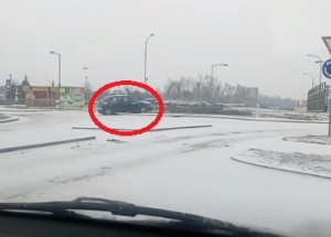 Zamrzlý kruhový objezd v Prostějově. Pobaví zaručeně!