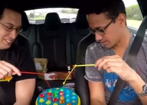 Jezdí v Tesle samý sebevrazi? Neuvěříte, co se uvnitř aut děje!