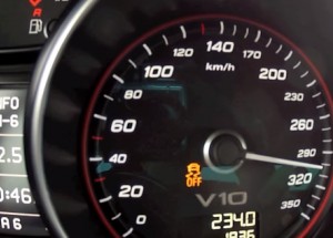 Tahle Audi R8 V10 se rozjíždí pekelně rychle!