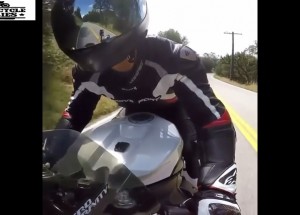 Rozhodl se jet na motorce po zábradlí!