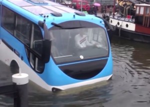 Když nastoupil do autobusu, netušil, že je to obojživelník!