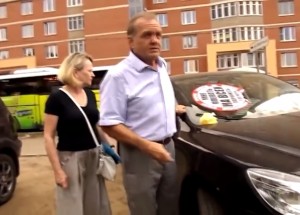 Parkoval na dětském pískovišti a podívejte, co se stalo!