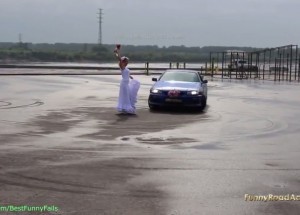 Tančí originální svatební tanec kolem nevěsty s autem!