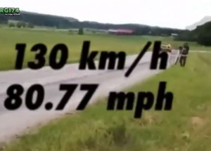 Přeskočil auto jedoucí rychlostí 130km/h