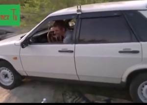 Spletl si jedničku se zpátečkou a tak plaval!