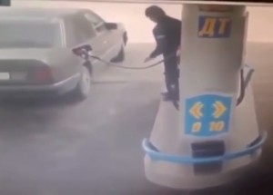 Přeskočí hadici, kterou čerpá benzín do nádrže?