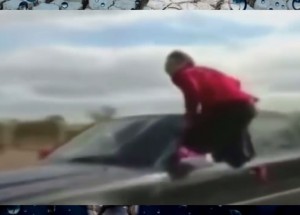 Vylezl za jízdy oknem z auta a toto nečekal