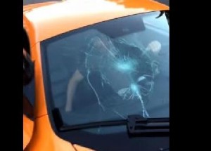 Puberťák rozbil skateboardem sklo luxusního McLarenu za 6 miliónů!