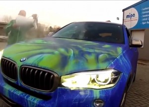 Polil své luxusní auto a na kapotě vznikl  holografický satén!