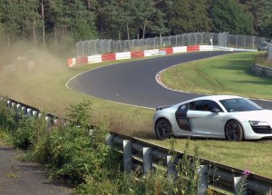 Řidič Audi R8 na Nürburgringu vybral neskutečně zatáčku!