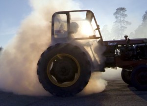 Viděli jste někdy driftující traktor s více jak 200 koňmi?