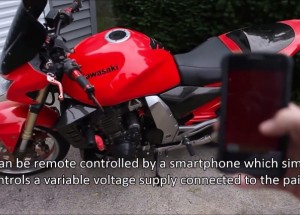 Určoval barvu motorky pomocí mobilu