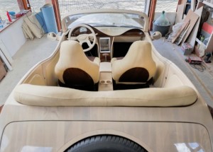 Tento frajer postavil auto celé ze dřeva. Podívejte se, jak tahle kráska vypadá!