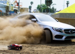 Mercedes-Benz C Coupé závodí proti parkouristovi a hračce!