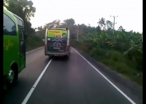 Spěchá a tak si řeší jízdní pruh po svém.