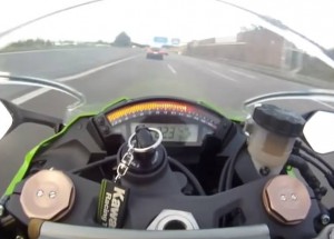 Motorkář hledal na dálnici soupeře s autem. To ale nevěděl, jak velká potupa přijde!