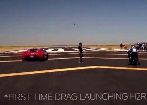 Kdo vyhraje?  Kawasaki nebo Bugatti Veyron a Lamborghini Aventador a nebo F16