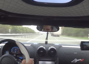 Takhle vypadá 340 km/h na dálnici z pohledu řidiče. Bude vám z toho zle!